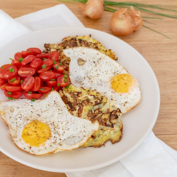 
Keto Kapusta "Hash Browns" i Jajka z Sałatką Pomidorowo-Czosnkową